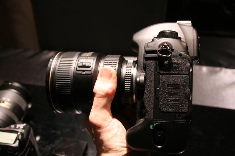 Illustration for article titled Hands On D3 and D300 Impressions: Beefy and Beautiful